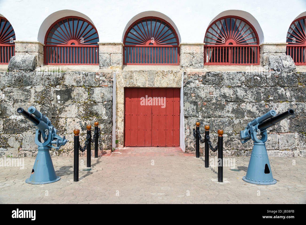 Bâtiment de style colonial à Cartagena, Colombie avec deux gros canons en face d'elle Banque D'Images