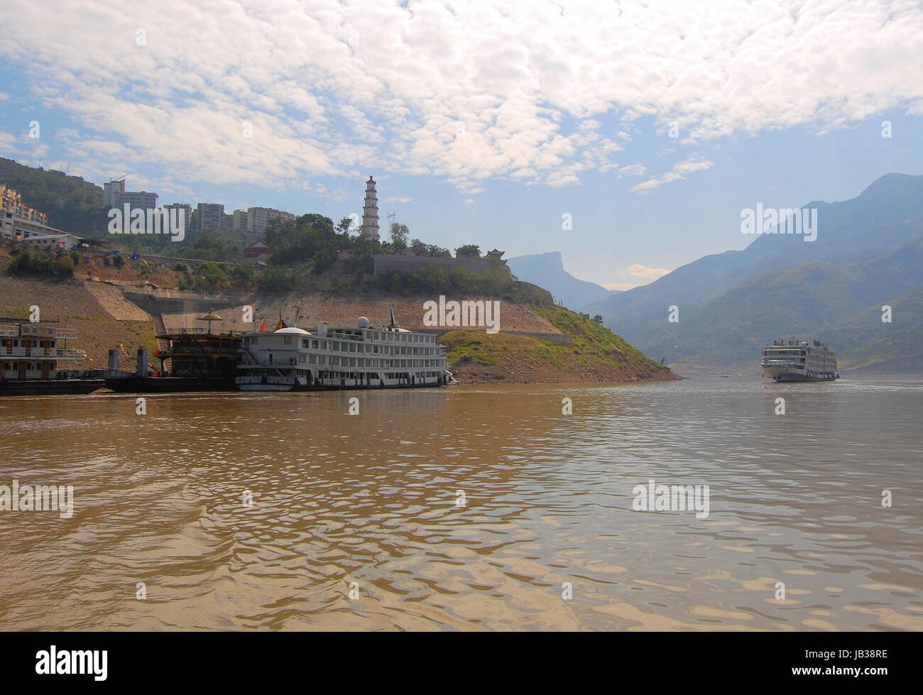 Une vue de la rivière yangtsé avec les bateaux de croisière pour les touristes et une pagode sur une colline. Banque D'Images