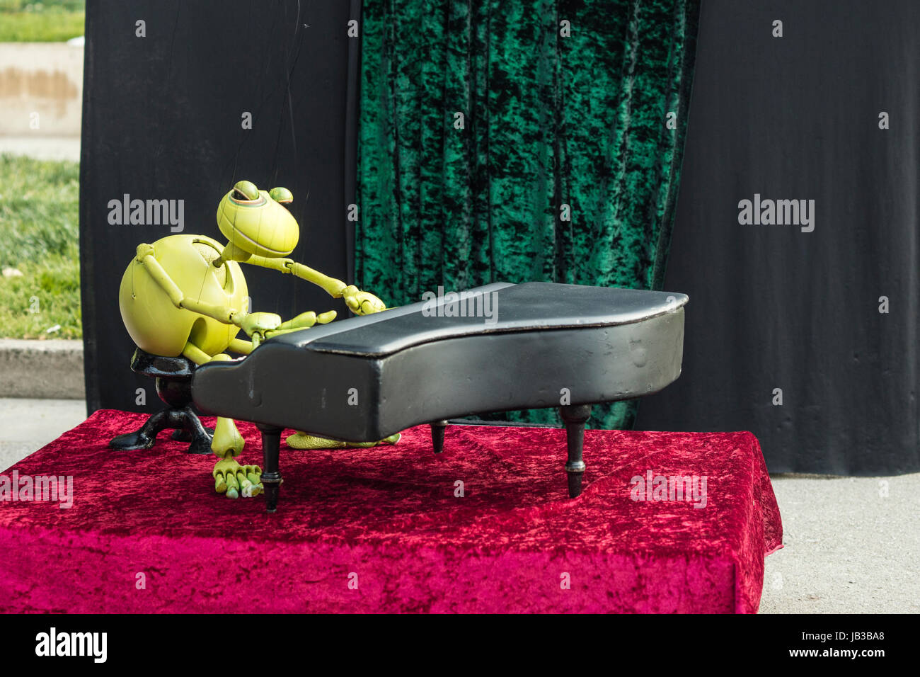 Performance d'une marionnette grenouille à jouer du piano dans la rue à  Barcelone, Espagne Photo Stock - Alamy