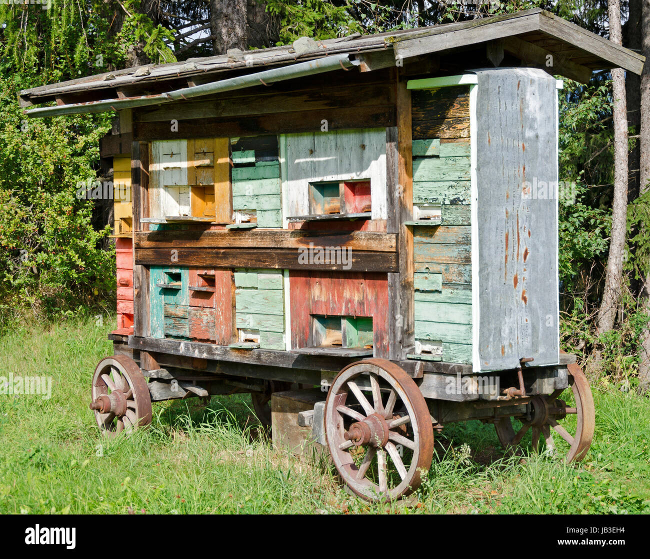 Modifier Wagen mit bunten von Bienenstöcken Wanderimkers, Gailtal, Tyrol, Autriche ; vieux wagon avec des ruches d'un apiculteur, Gailvalley d'errance, de l'Est, Autriche Banque D'Images