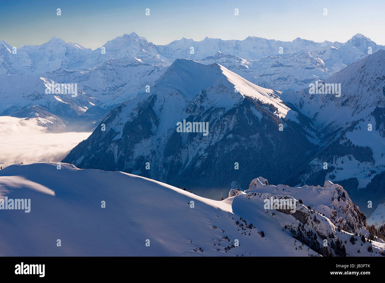 Au-dessus du brouillard élevé surplombant le Niesen Banque D'Images