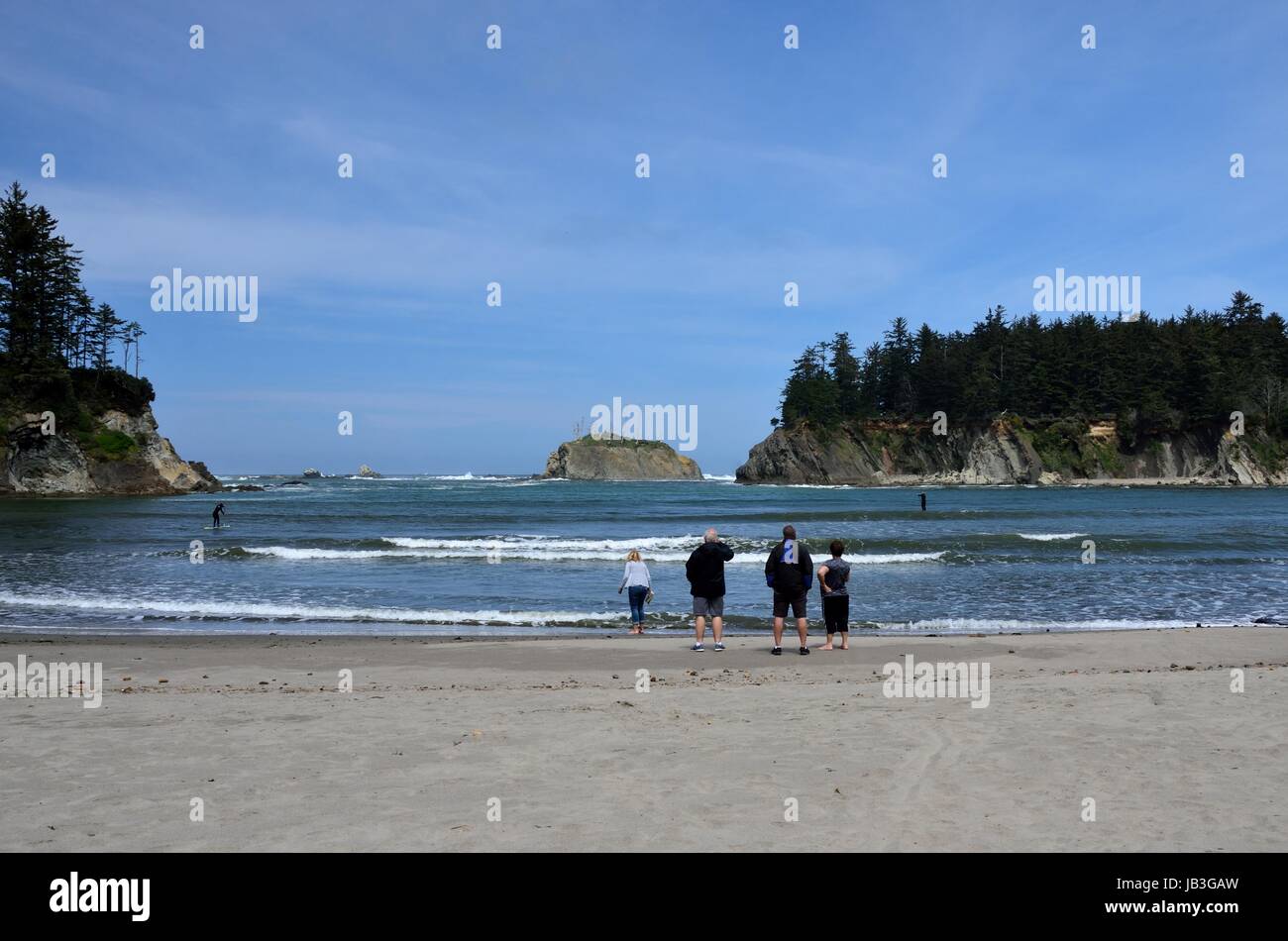 Regarder les gens de paddle-boarders En Sunset Bay State Park, New York Banque D'Images