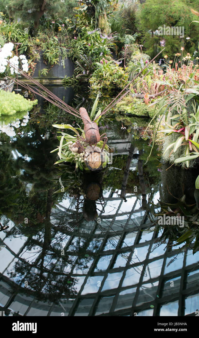 Sculpture en acier d'une libellule dans la forêt de nuages dans les jardins de la baie Singapour Banque D'Images
