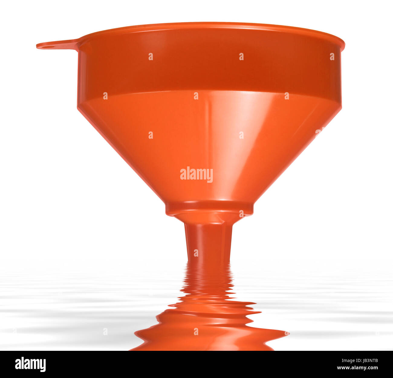 Entonnoir orange feux on reflective surface de l'eau en blanc retour Banque D'Images