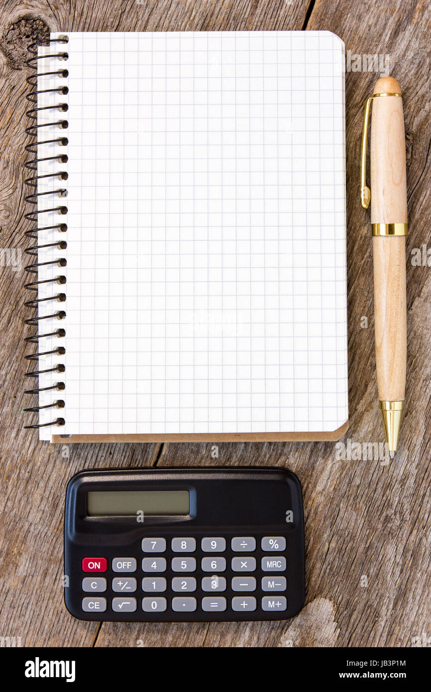 L'ajout des chiffres concept avec calculatrice, bloc-notes et stylo sur le fond en bois Banque D'Images