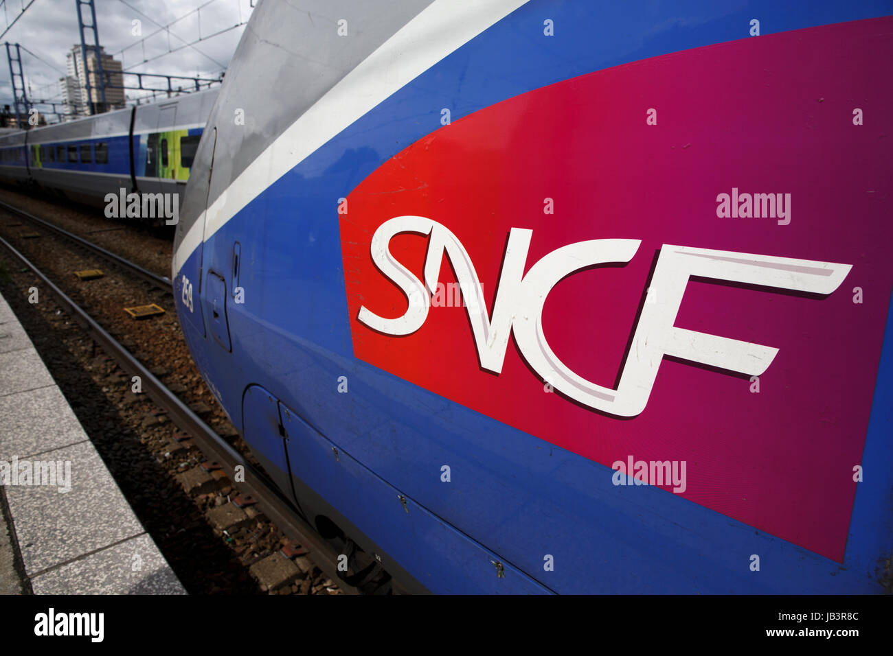 Logo SNCF sur une locomotive de TGV, de la gare, Montparnasse, Paris Banque D'Images