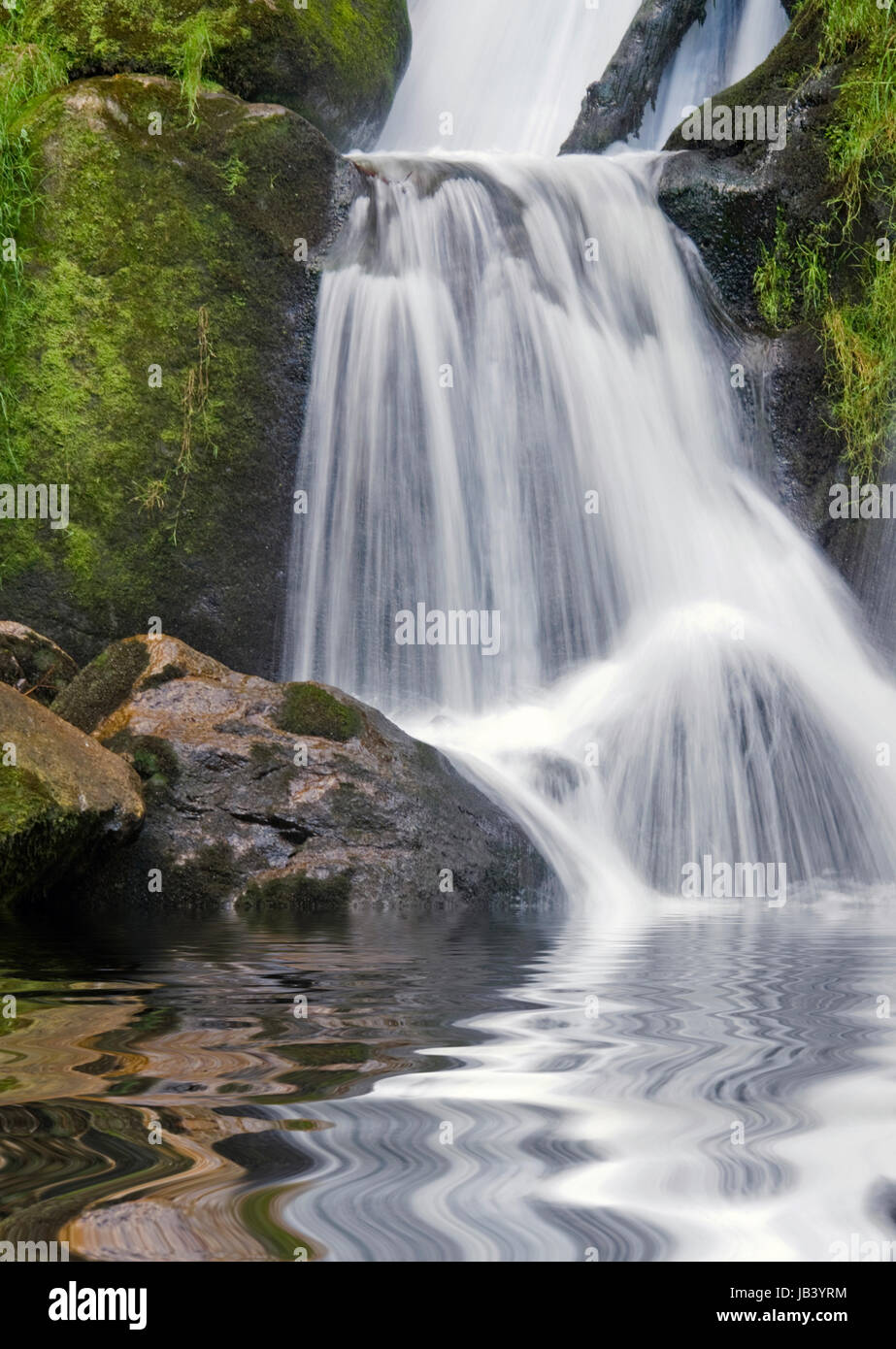 Les Cascades de Triberg montrant des paysages dans la Forêt Noire en Allemagne du Sud à l'eau courante et envahi par des pierres Banque D'Images