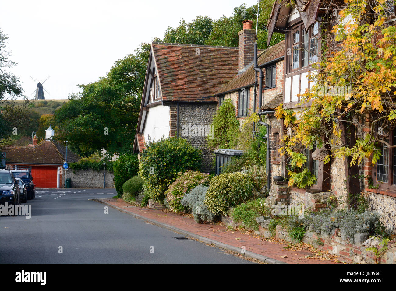 Village de Rottingdean près de Brighton dans l'East Sussex. L'Angleterre. Avec moulin à distance Banque D'Images