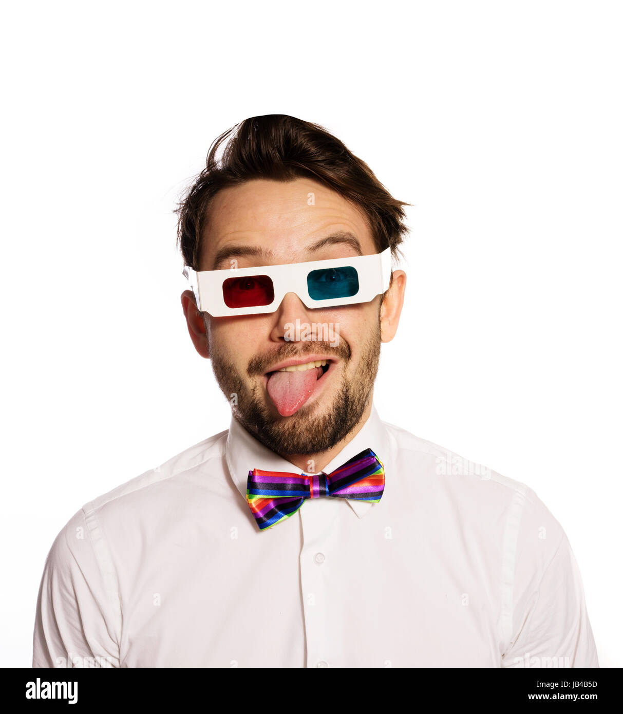 Jeune homme sérieux dans un nœud Papillon rouge et cyan portant des lunettes  3d et sincèrement de peering à travers eux à l'appareil photo, isolated on  white Photo Stock - Alamy