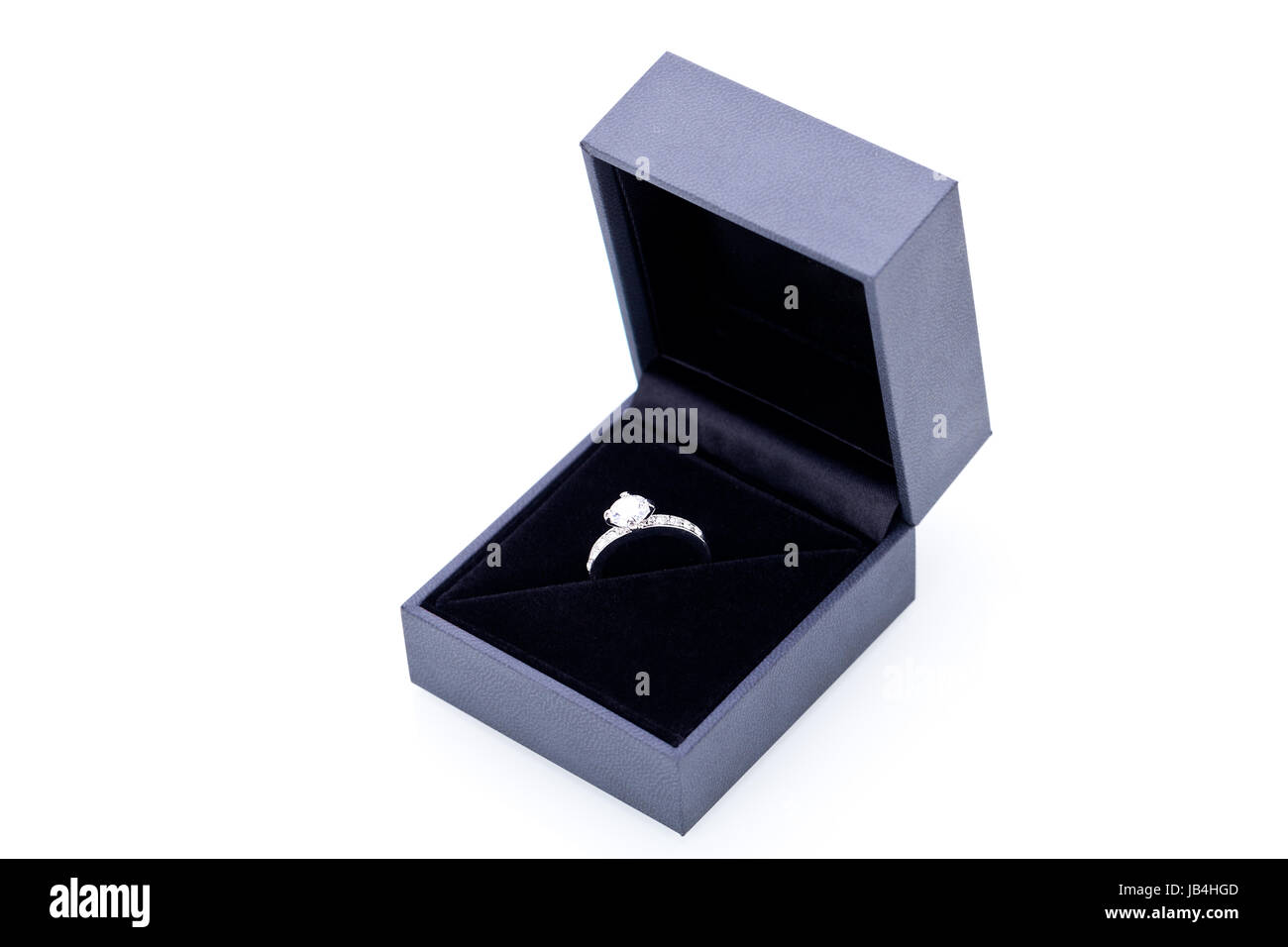 Schöner moderner eleganter silberner schmuck ring in einer edlen schmuck fort schatulle makro détail Banque D'Images