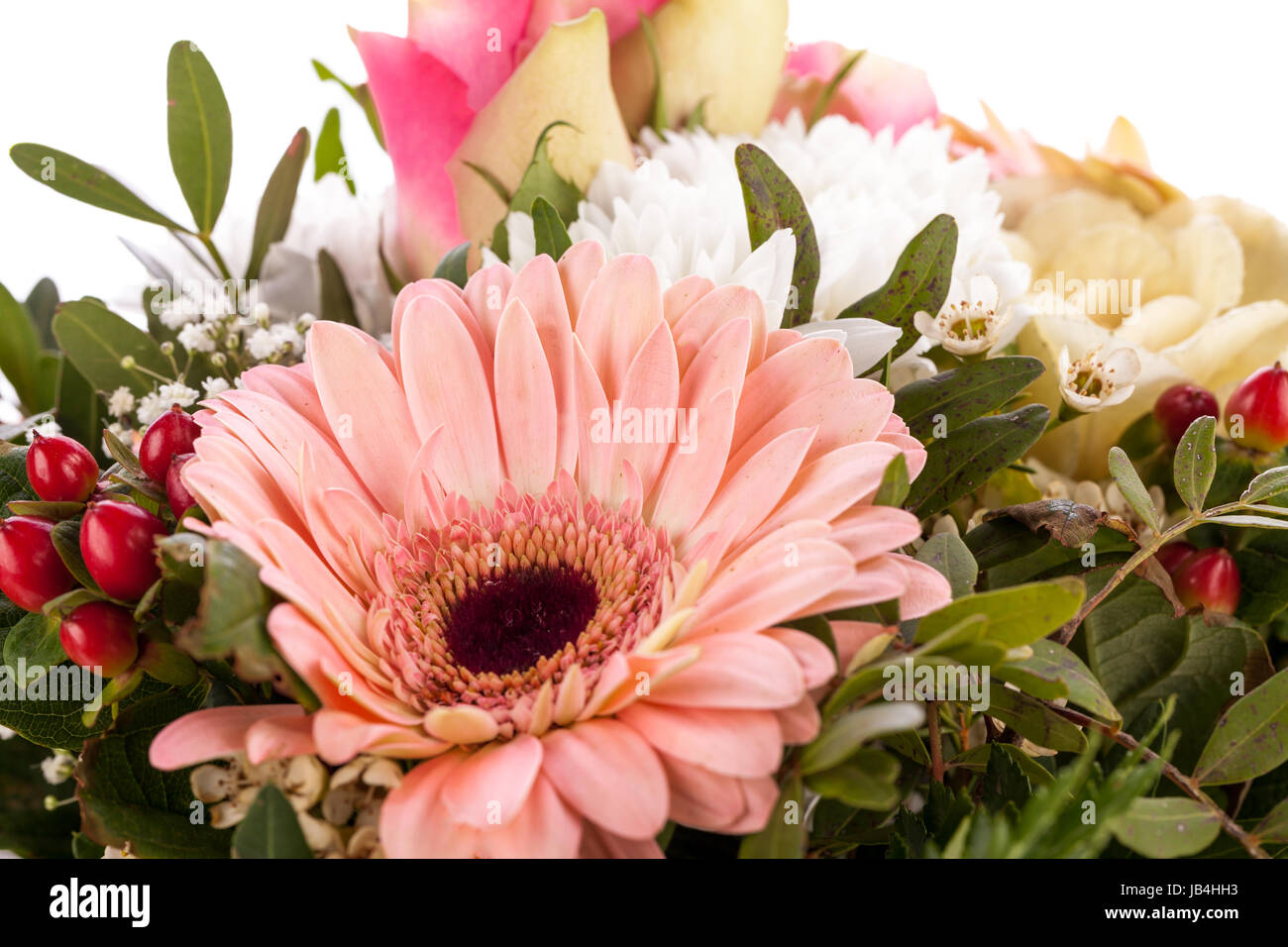 Frische schöne schnittblumen strauss dans rosa weiss gerbera rosen grün festlich dekoration Banque D'Images