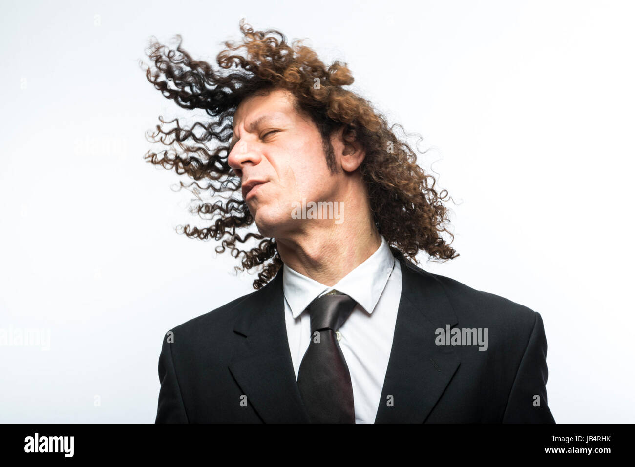 Homme aux cheveux frisés cheveux avec tête mobile dans l'air Banque D'Images