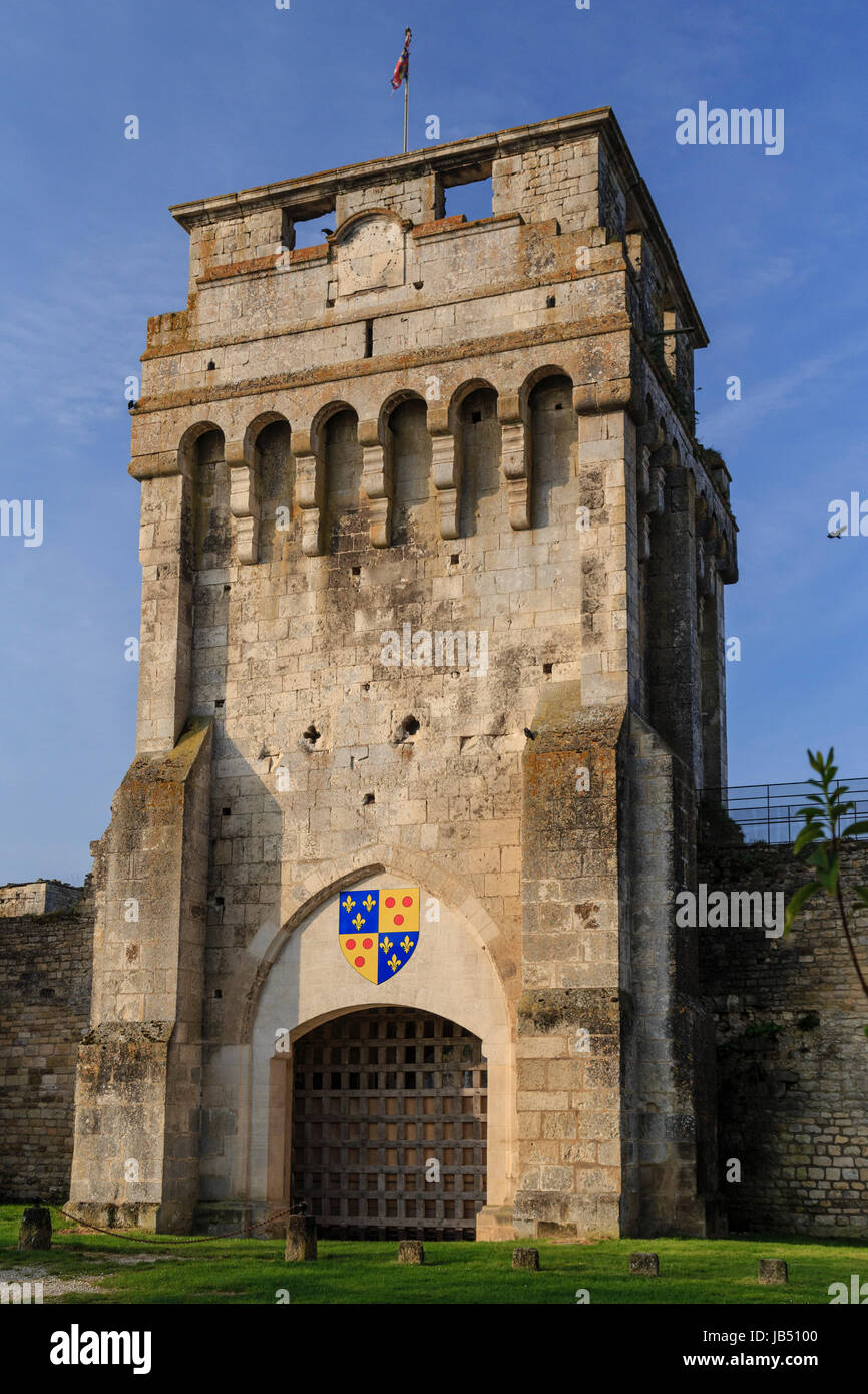 La France, la Puisaye, Yonne (89), Pernes-les-Fontaines, entrée du château fort // France, la Puisaye, Yonne, Pernes-les-Fontaines, le ca Banque D'Images