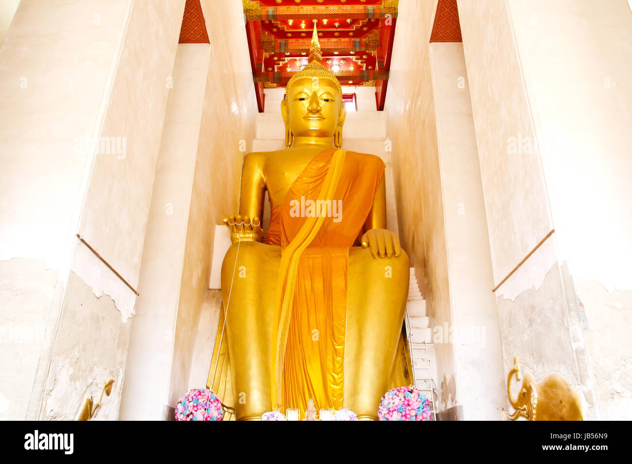 Grande statue de Bouddha en or dans les Wat Palelaiworaviharn Temple à Suphanburi (Thaïlande). Banque D'Images