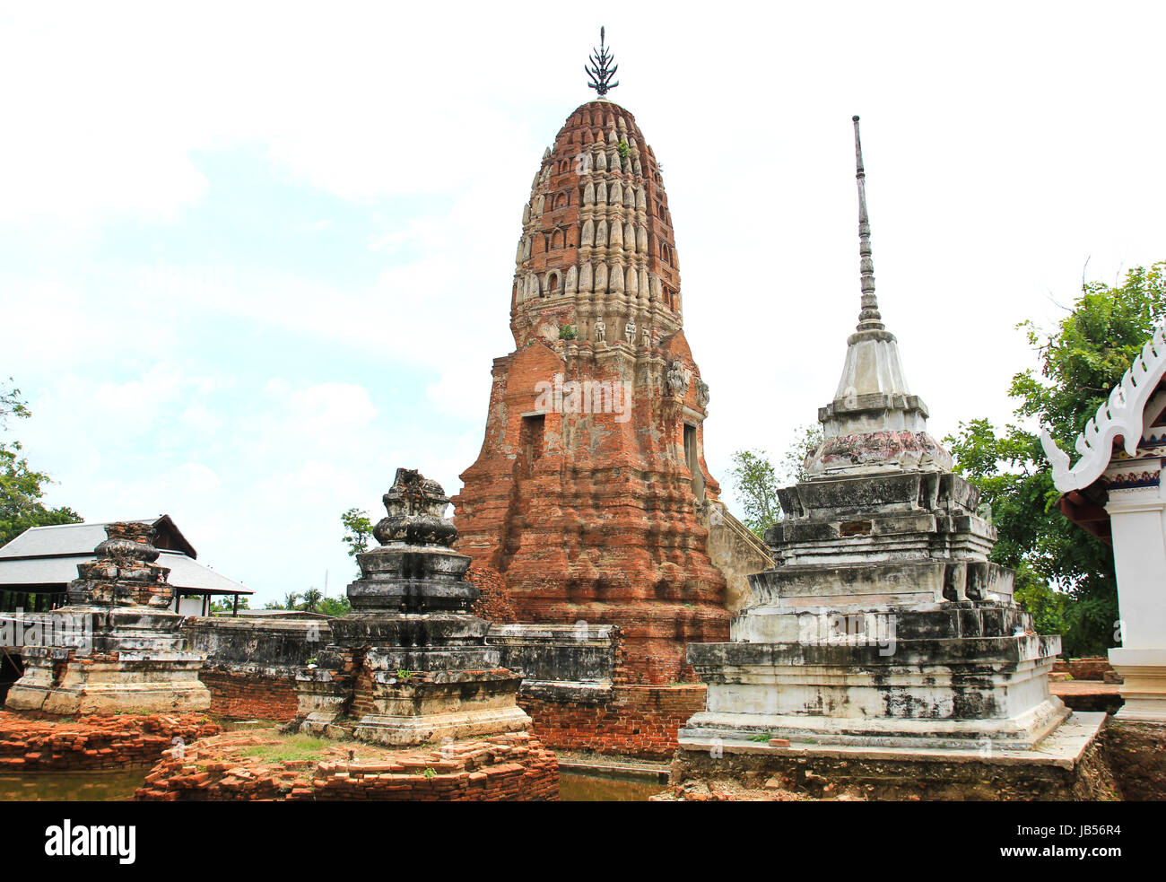 Vieux temple Thaïlande. C'est le Wat Mahathat Prang de Prasrirattana dans la province de Suphanburi, Thaïlande. Banque D'Images