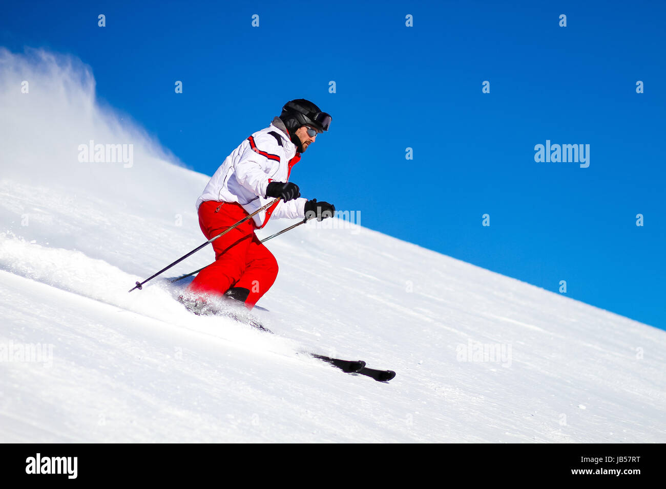 Skieur Homme En Orange Veste De Ski De Fond En Bas D'une Piste De Ski À La  Station De Ski Sur Une Journée D'hiver Ensoleillée. Banque D'Images et  Photos Libres De Droits.