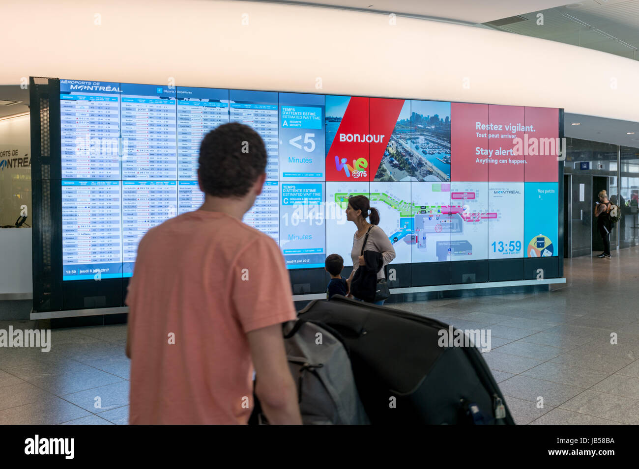 Montréal, Canada - 8 juin 2017 : Les passagers à pied de porte d'embarquement à l'aéroport international Pierre-Elliott-Trudeau Banque D'Images