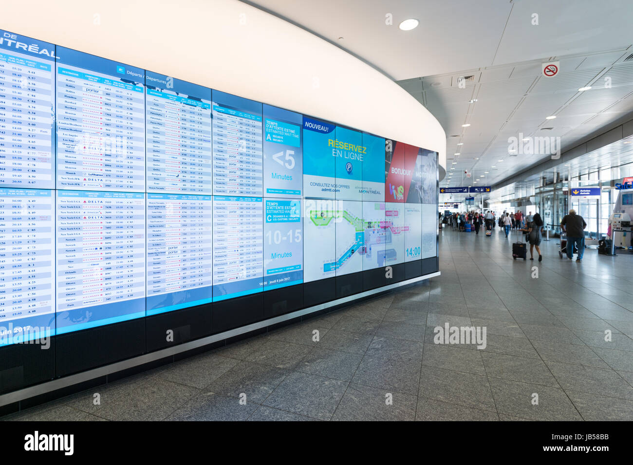 Montréal, Canada - 8 juin 2017 : les écrans de calendrier à l'aéroport international Pierre-Elliott-Trudeau Banque D'Images