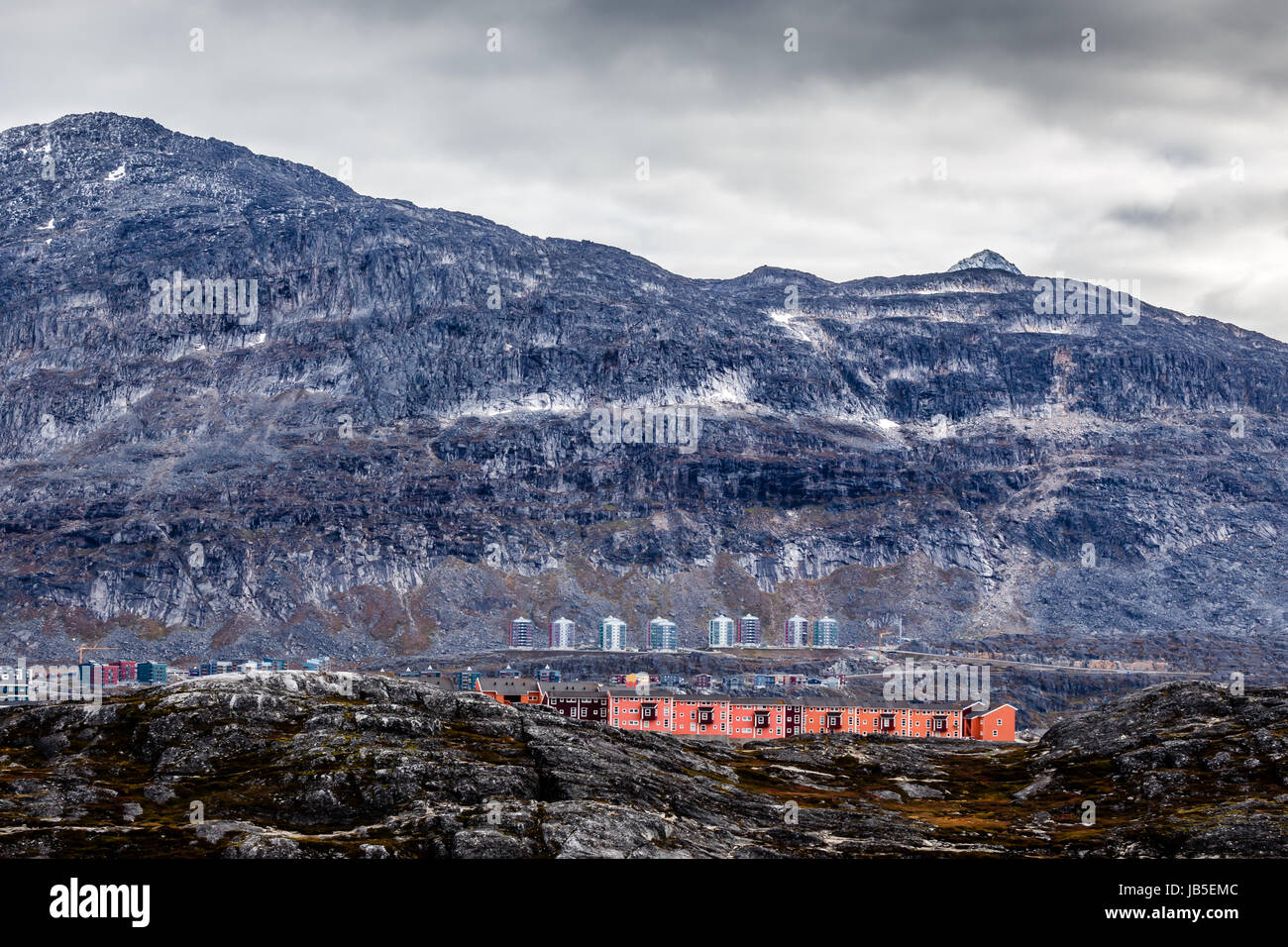 Rangées de maisons des Inuits modernes colorés parmi la mousse gris avec des pentes abruptes de la montagne Malene peu en arrière-plan, Nuuk, Groenland Banque D'Images