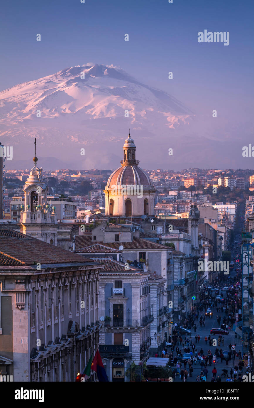 Catane, le centre-ville avec Mt. L'Etna, couverte de neige, sur l'arrière-plan, en Sicile, Italie. Banque D'Images