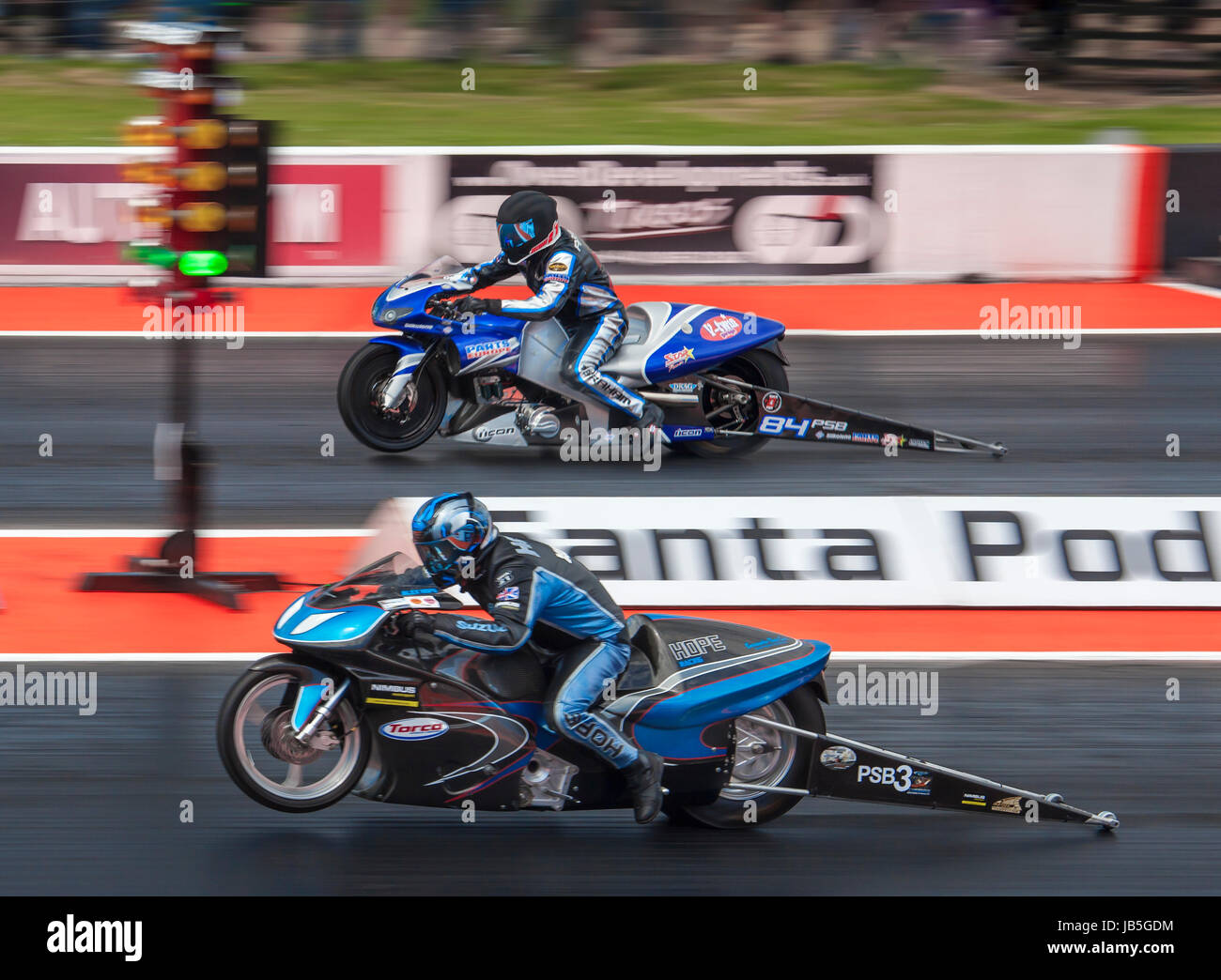 Pro Stock Bike Racing à Santa Pod Raceway. Alex espère RGRR face visible V Charly Abraham Buell XB12R Far side. Banque D'Images