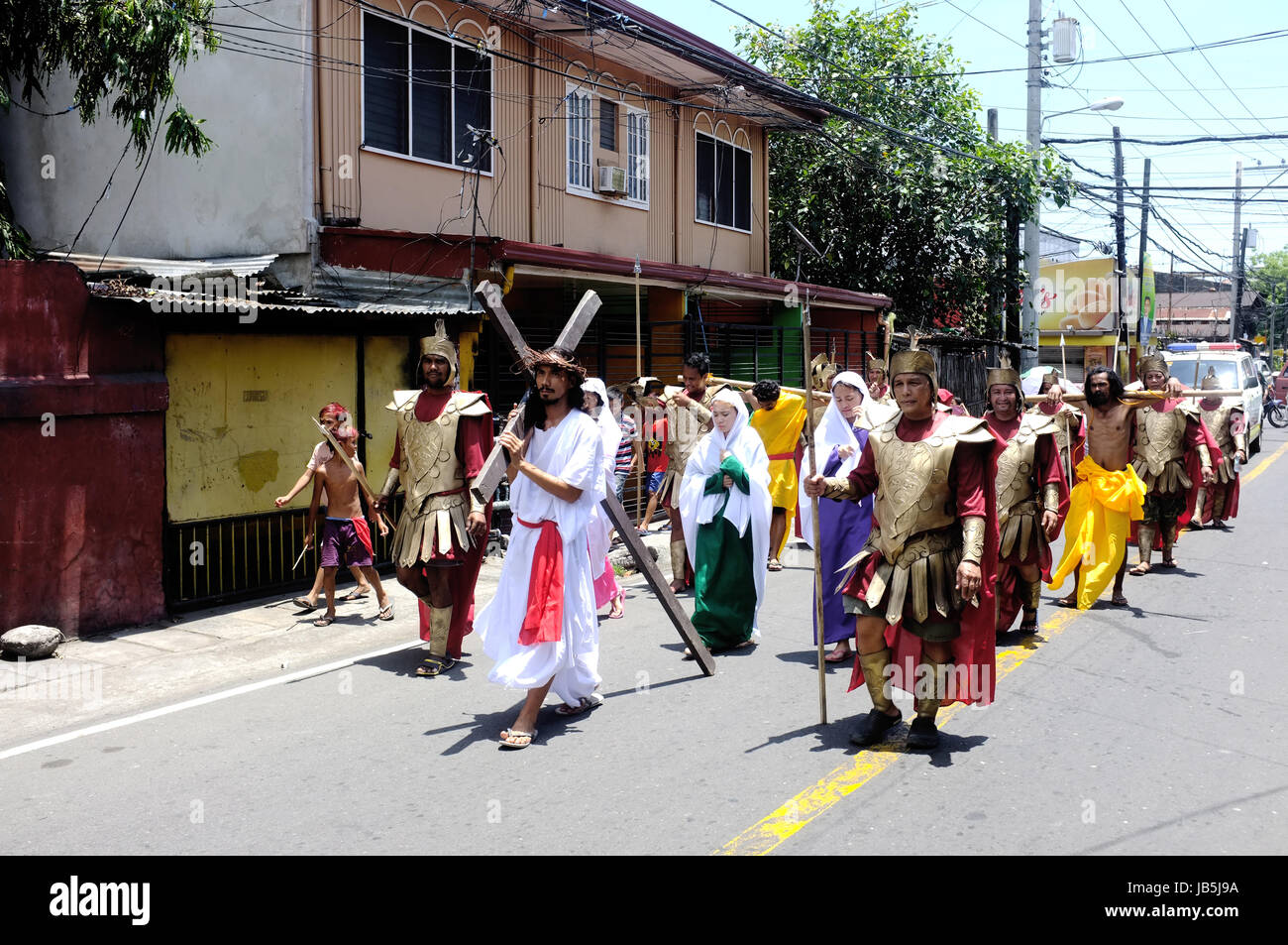 La ville de Cebu, Philippines - Le 3 avril 2015. Une personne habillé comme Jésus le défilé de rue avec sa croix au cours des fêtes de Pâques dans la ville de Cebu. Banque D'Images