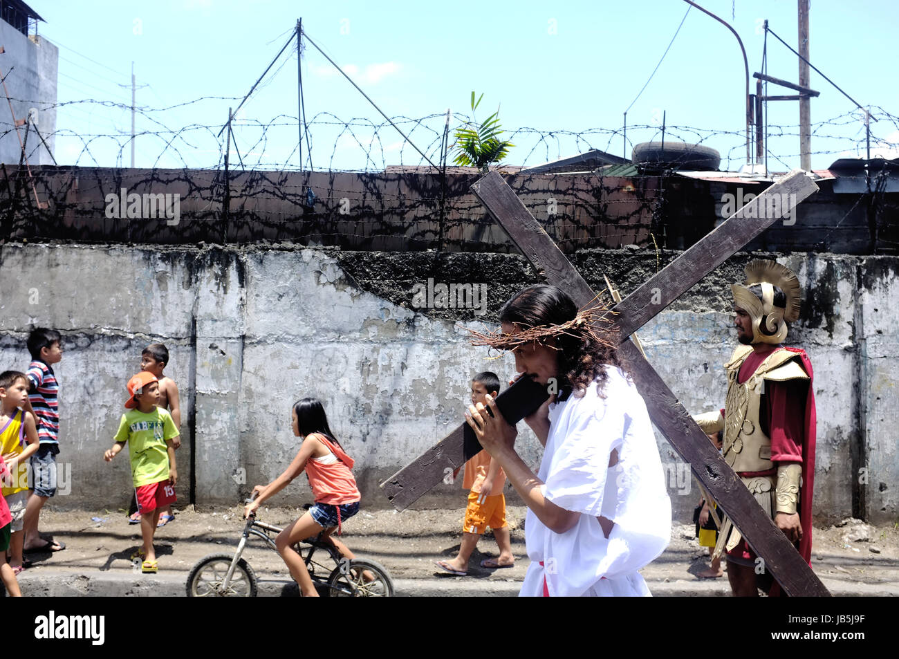 La ville de Cebu, Philippines - Le 3 avril 2015. Une personne habillé comme Jésus le défilé de rue avec sa croix au cours des fêtes de Pâques dans la ville de Cebu. Banque D'Images