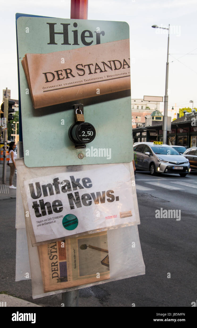Campagne de marketing pour un journal de langue allemande à Vienne, Autriche, fait écho à la langue utilisée par le Président Trump de dénigrer les rapports défavorables Banque D'Images