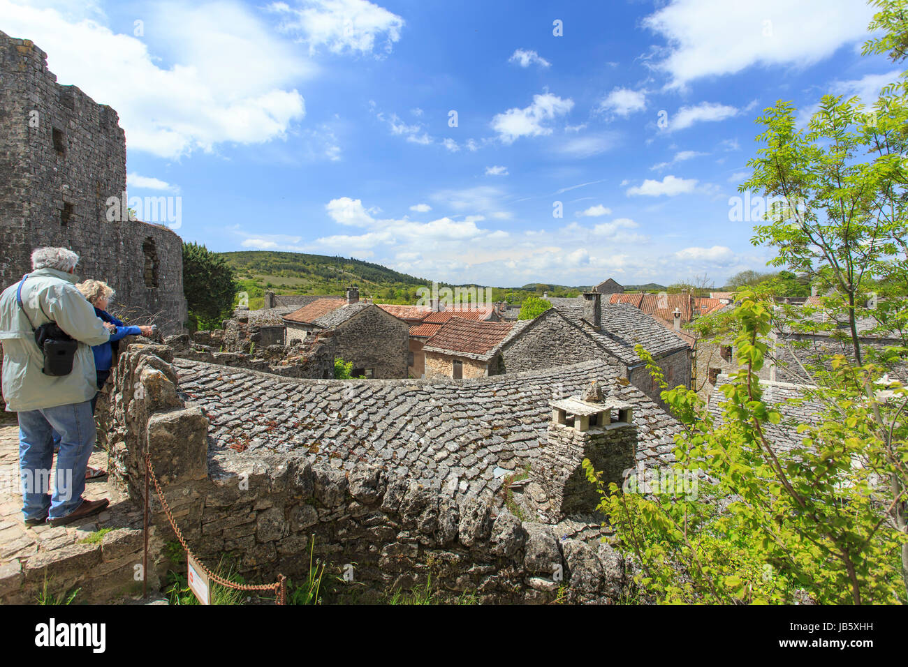 La France, l'Aveyron (12), la Couvertoirade, labellisé Les Plus Beaux Villages de France, vue sur les toits du village depuis l'esplanade de l'église // Fr Banque D'Images