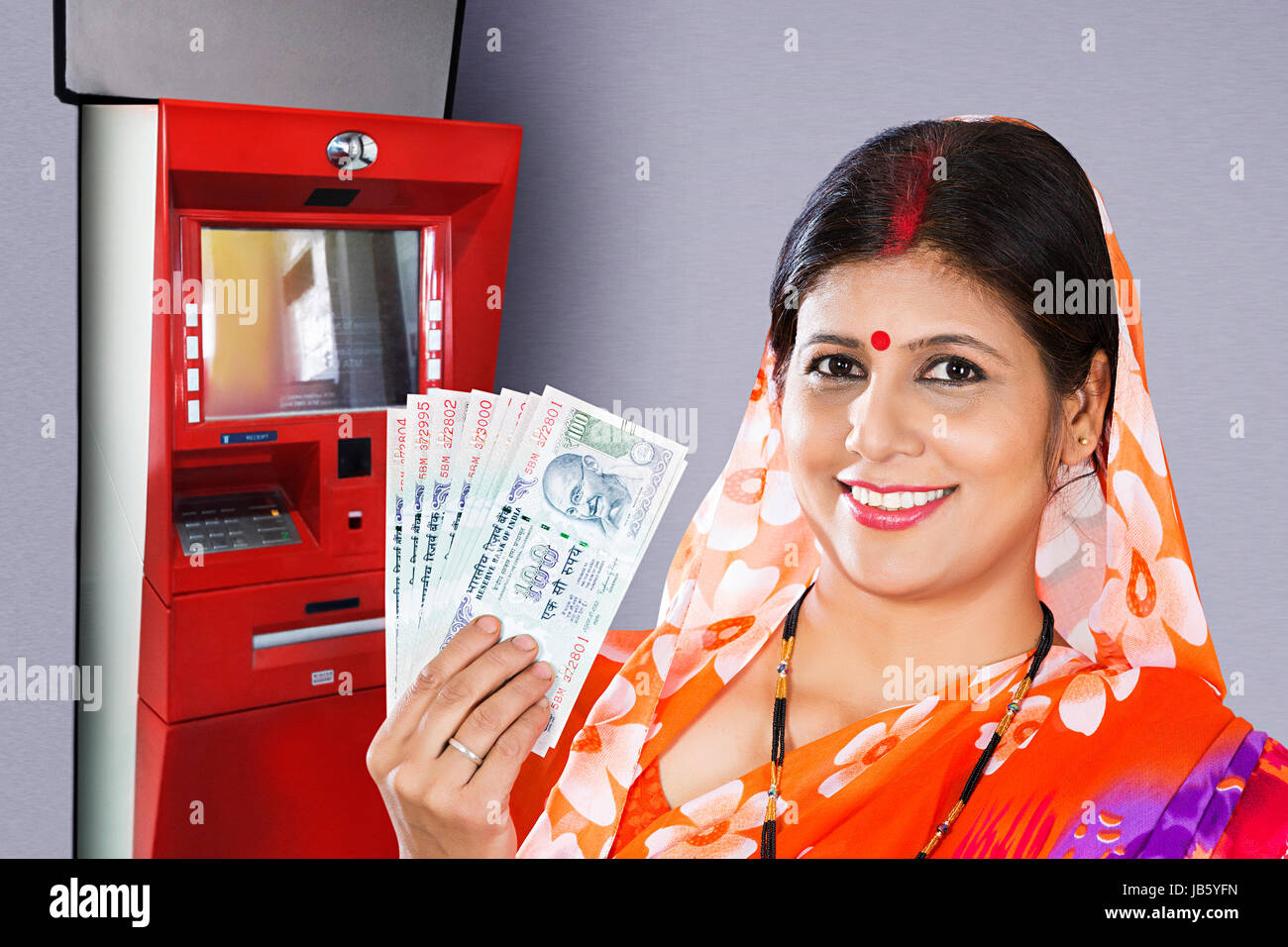 1 Femme Rurale Atm Machine retirer de l'argent montrant les billets de banque indiens Banque D'Images