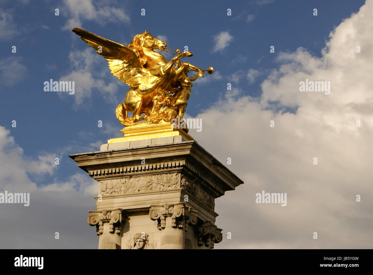 Décorée avec des lampes et des sculptures Art nouveau c'est la plus extravagante pont de Paris. Banque D'Images