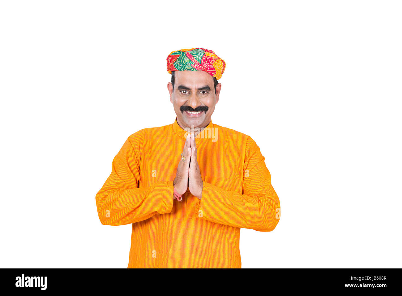 1 message d'Homme du Rajasthan rural indien les mains jointes Namaste sur fond blanc Banque D'Images