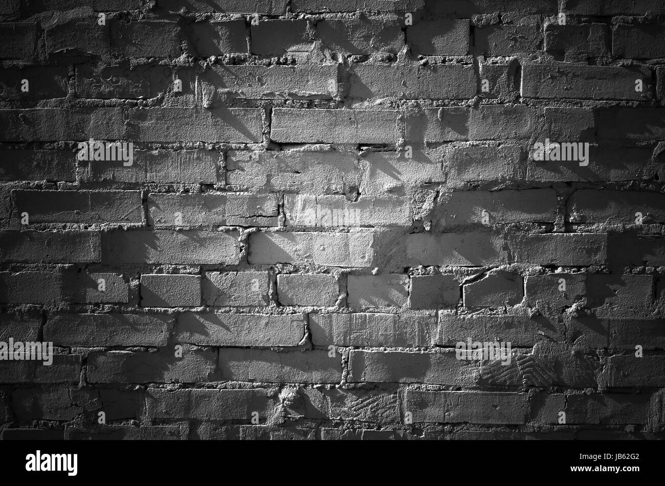 Mur de brique noire avec éclairage spot télévision frontal, texture de fond détaillées Banque D'Images