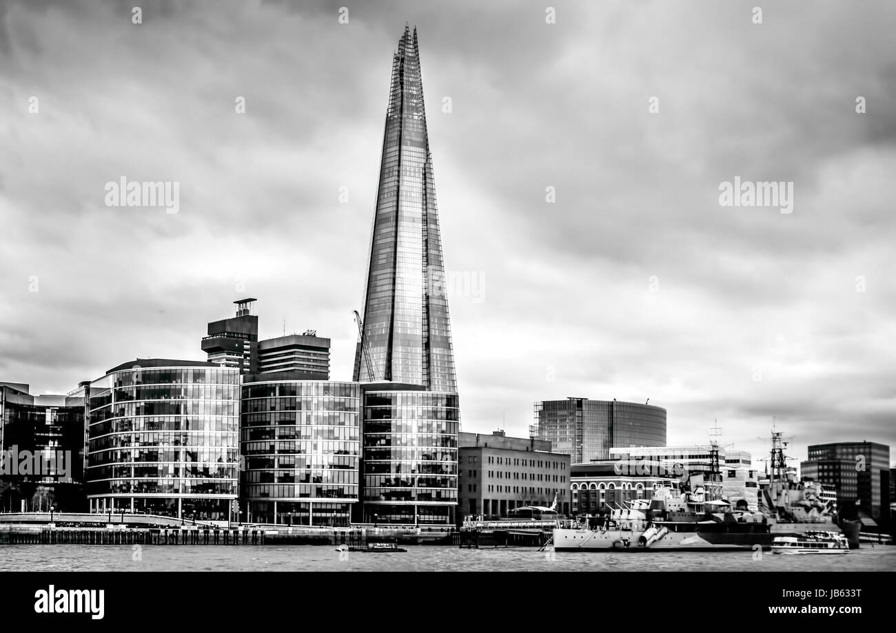 Mars 2017, Londres, Royaume-Uni : La vue de la rive nord de la Tamise croiseur HMS Belfast historique ancrée Tamise avec l'Écharde de gratte-ciel en arrière-plan sur un ciel nuageux jour mars à Londres Banque D'Images