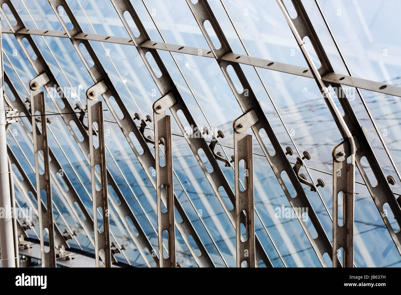 Résumé L'architecture industrielle moderne. La construction en métal verre transparent windows. Banque D'Images