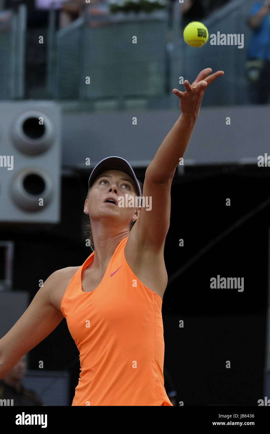 Maria Sharapova de Russie en action contre Eugenie Bouchard du Canada sur la troisième journée de la Mutua Madrid Open de tennis à la Caja Magica de Madrid, Espagne. Avec : Maria Sharapova Où : Madrid, Communauté de Madrid, Espagne Quand : 08 mai 2017 Credit : Oscar Gonzalez/WENN.com Banque D'Images