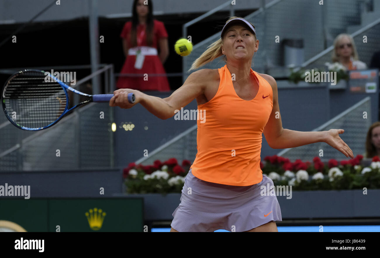 Maria Sharapova de Russie en action contre Eugenie Bouchard du Canada sur la troisième journée de la Mutua Madrid Open de tennis à la Caja Magica de Madrid, Espagne. Avec : Maria Sharapova Où : Madrid, Communauté de Madrid, Espagne Quand : 08 mai 2017 Credit : Oscar Gonzalez/WENN.com Banque D'Images