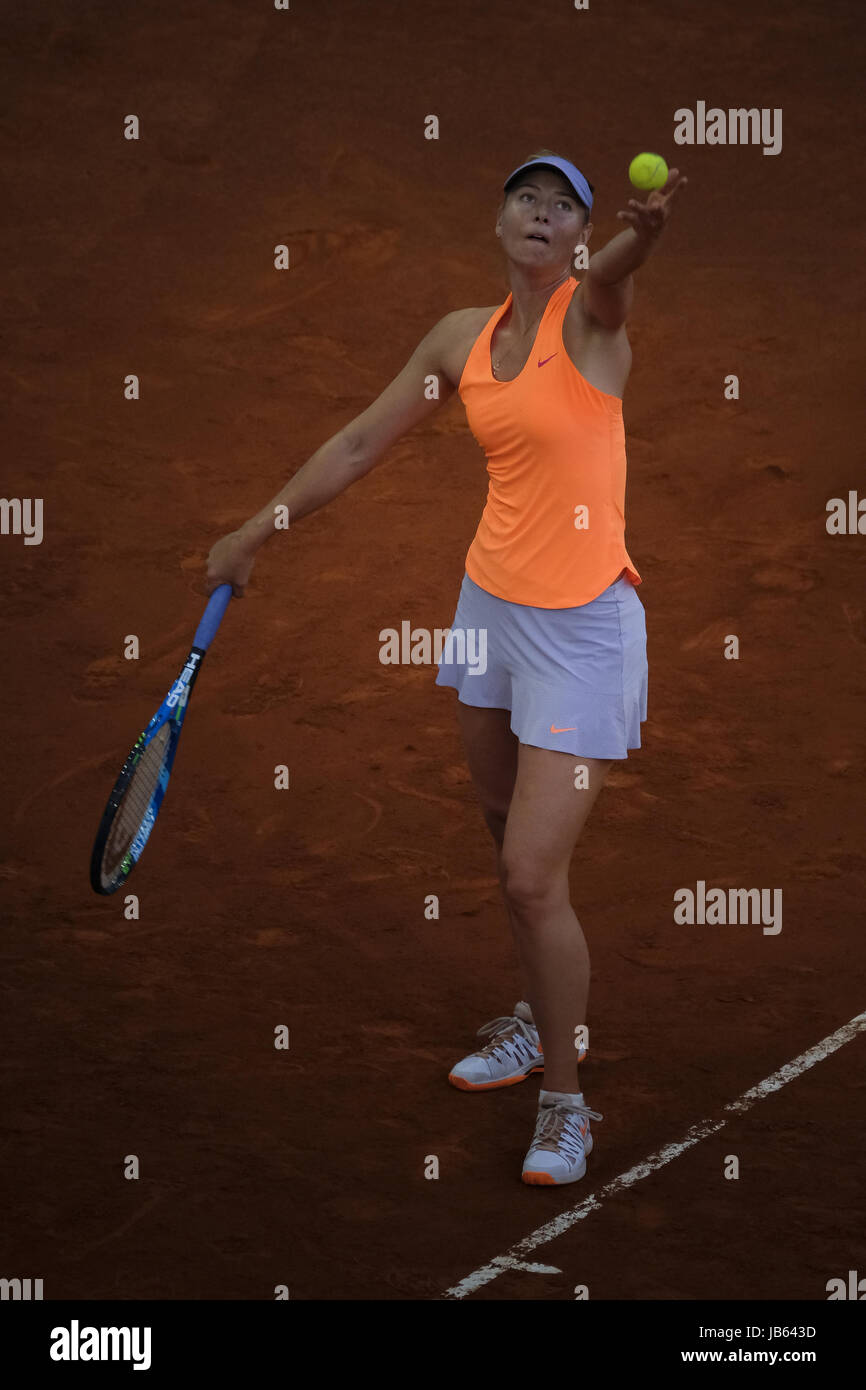 Maria Sharapova de Russie en action contre Eugenie Bouchard du Canada sur la troisième journée de la Mutua Madrid Open de tennis à la Caja Magica de Madrid, Espagne. Avec : Maria Sharapova Où : Madrid, Communauté de Madrid, Espagne Quand : 08 mai 2017 Credit : Oscar Gonzalez/WENN.com Banque D'Images