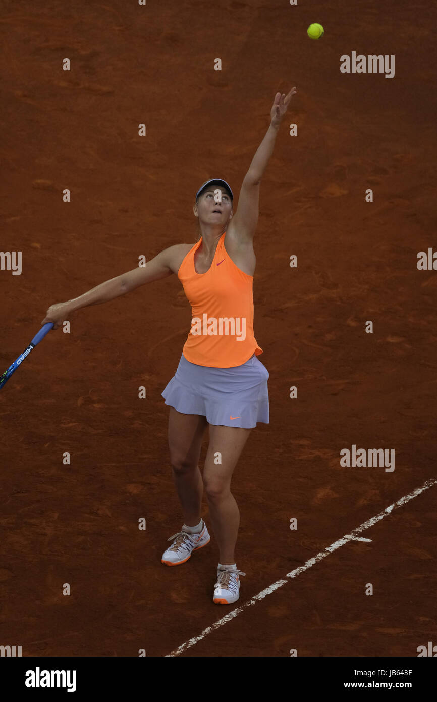 Maria Sharapova de Russie en action contre Eugenie Bouchard du Canada sur la troisième journée de la Mutua Madrid Open de tennis à la Caja Magica de Madrid, Espagne. Avec : Maria Sharapova Où : Madrid, Communauté de Madrid, Espagne Quand : 08 mai 2017 Credit : Oscar Gonzalez/WENN.com Banque D'Images