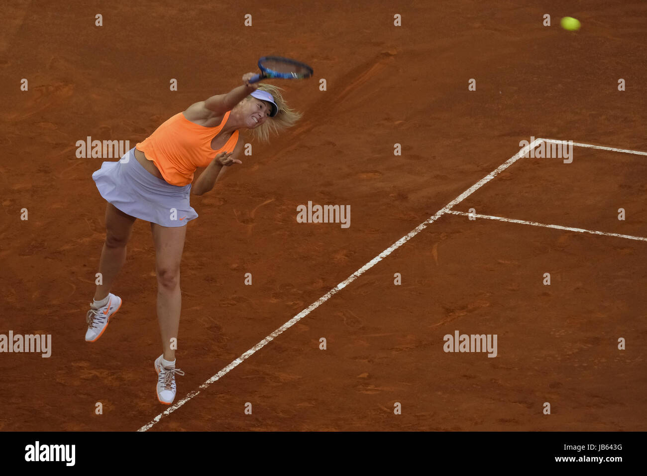Maria Sharapova de Russie en action contre Eugenie Bouchard du Canada sur la troisième journée de la Mutua Madrid Open de tennis à la Caja Magica de Madrid, Espagne. Avec : Maria Sharapova Où : Madrid, Communauté de Madrid, Espagne Quand : 08 mai 2017 Credit : Oscar Gonzalez/WENN.com Banque D'Images