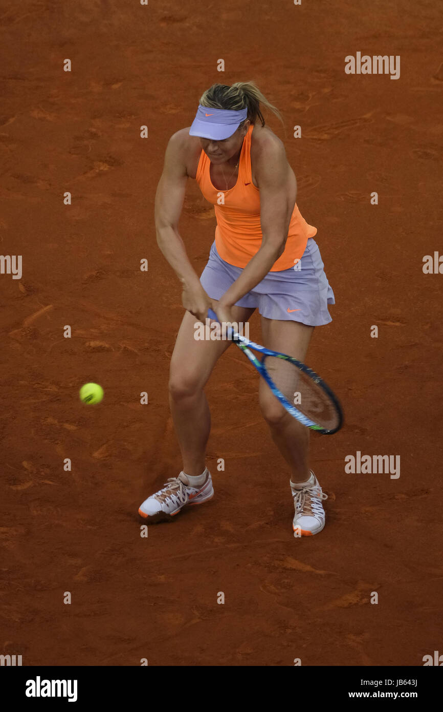 Maria Sharapova de Russie en action contre Eugenie Bouchard du Canada sur la troisième journée de la Mutua Madrid Open de tennis à la Caja Magica de Madrid, Espagne. Avec : Maria Sharapova Où : Madrid, Communauté de Madrid, Espagne Quand : 08 mai 2017 Credit : Oscar Gonzalez/WENN.com Banque D'Images