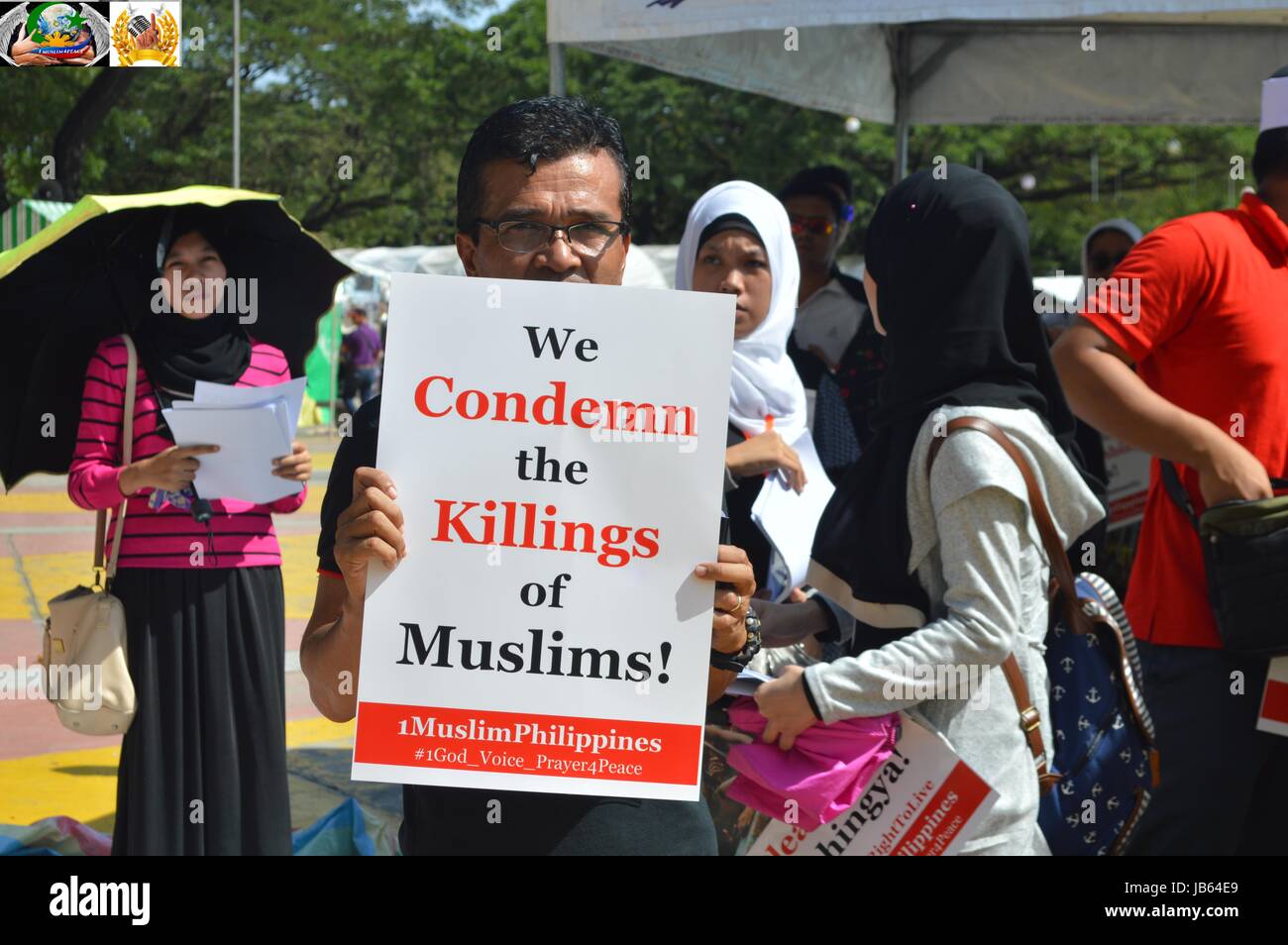 Quand le monde a appris ce qui est arrivé à Alep les Philippins musulmans se rassemblent en Quezon City Circle de s'unir en un rassemblement pour la paix à Alep. Banque D'Images