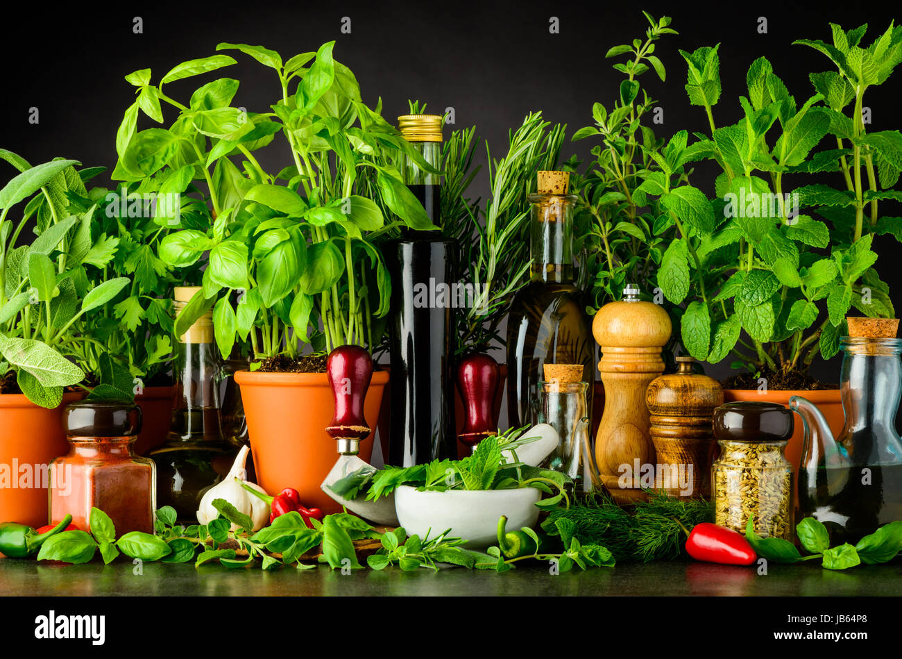 La vie de bas avec des ingrédients, basilic et persil frais vert herbes, Pilon et mortier avec des ustensiles de cuisine broyeur herbe Mezzaluna Banque D'Images