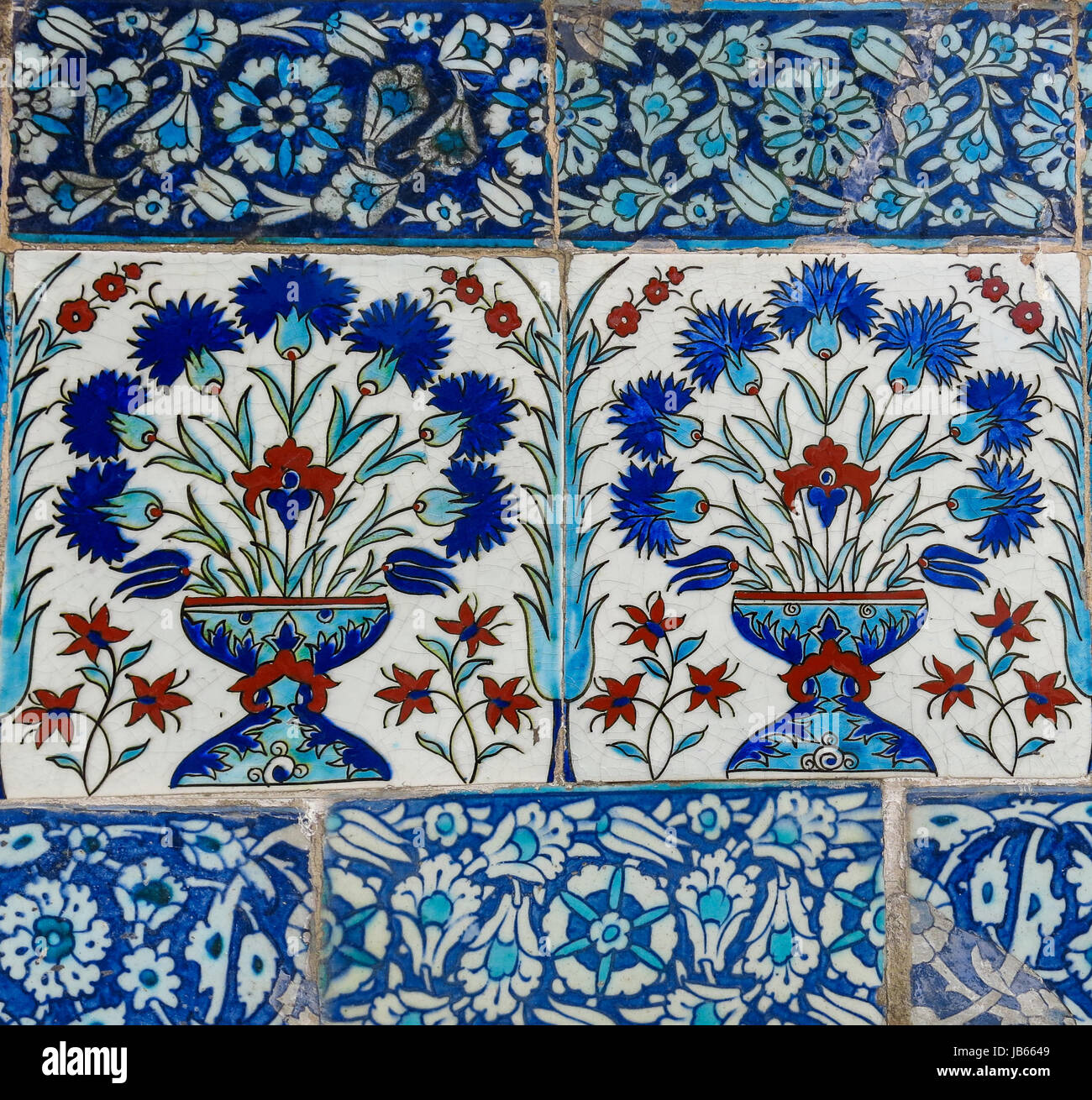 Carreaux d'Iznik lapis avec tulip modèle sur un mur dans le harem dans le palais de Topkapi, à Istanbul, Turquie Banque D'Images