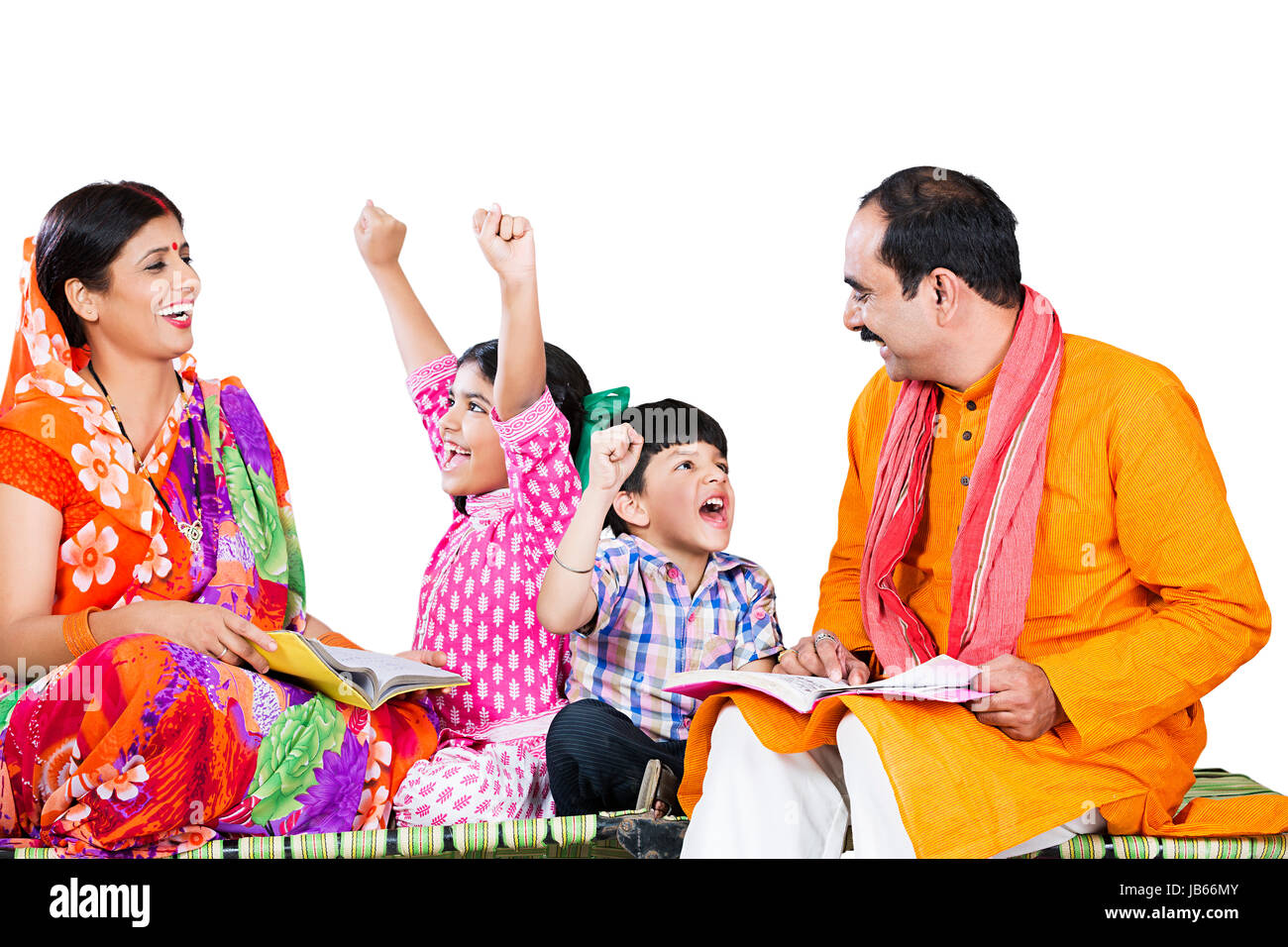 Les agriculteurs ruraux indiens- La famille Parents et enfants 2 l'étude de livres aidant Apprendre Enseigner aux enfants heureux mains soulevées Cheerful Banque D'Images