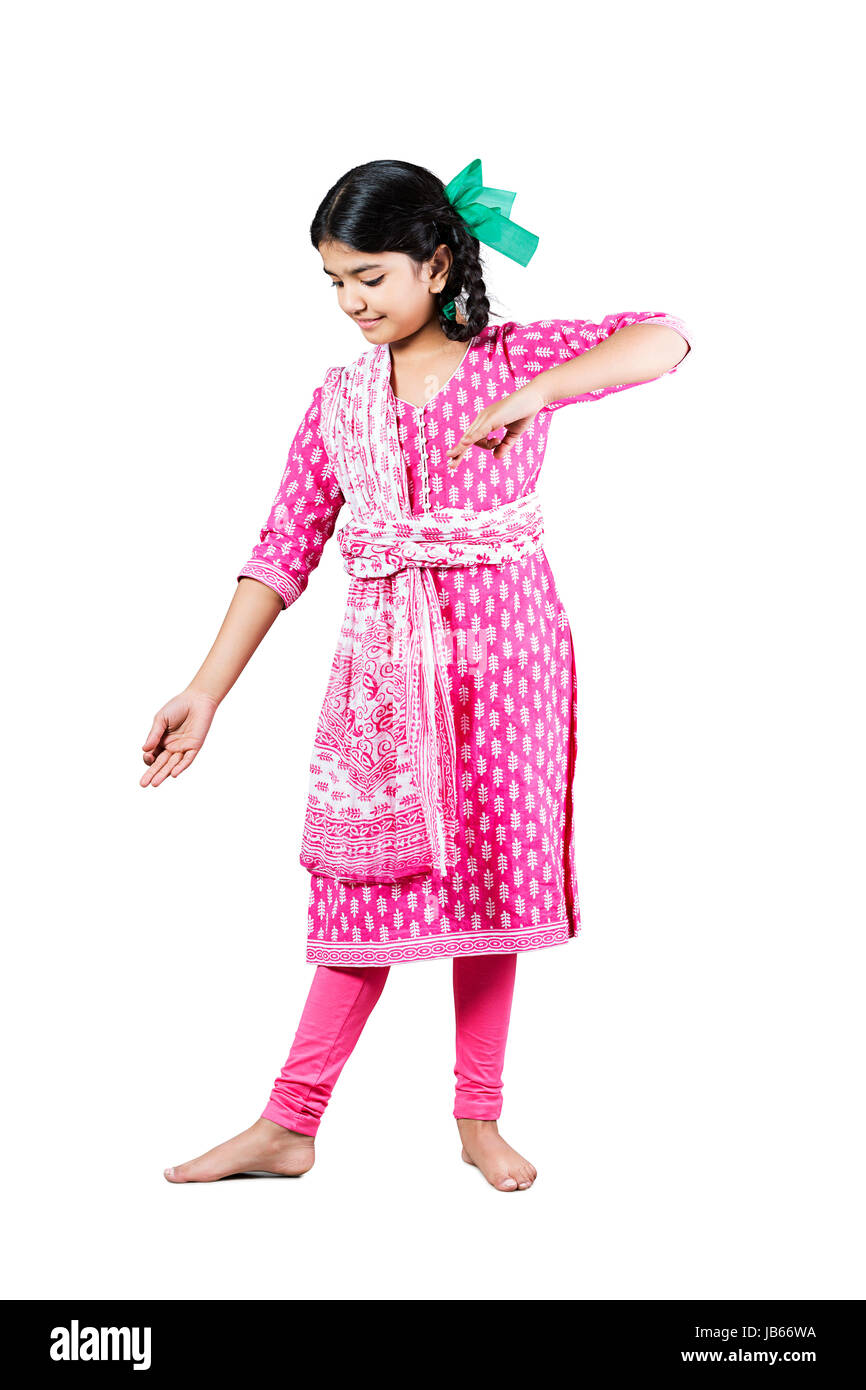 1 petite fille rurale indienne danse kathak danseuse classique rêve Concept Banque D'Images