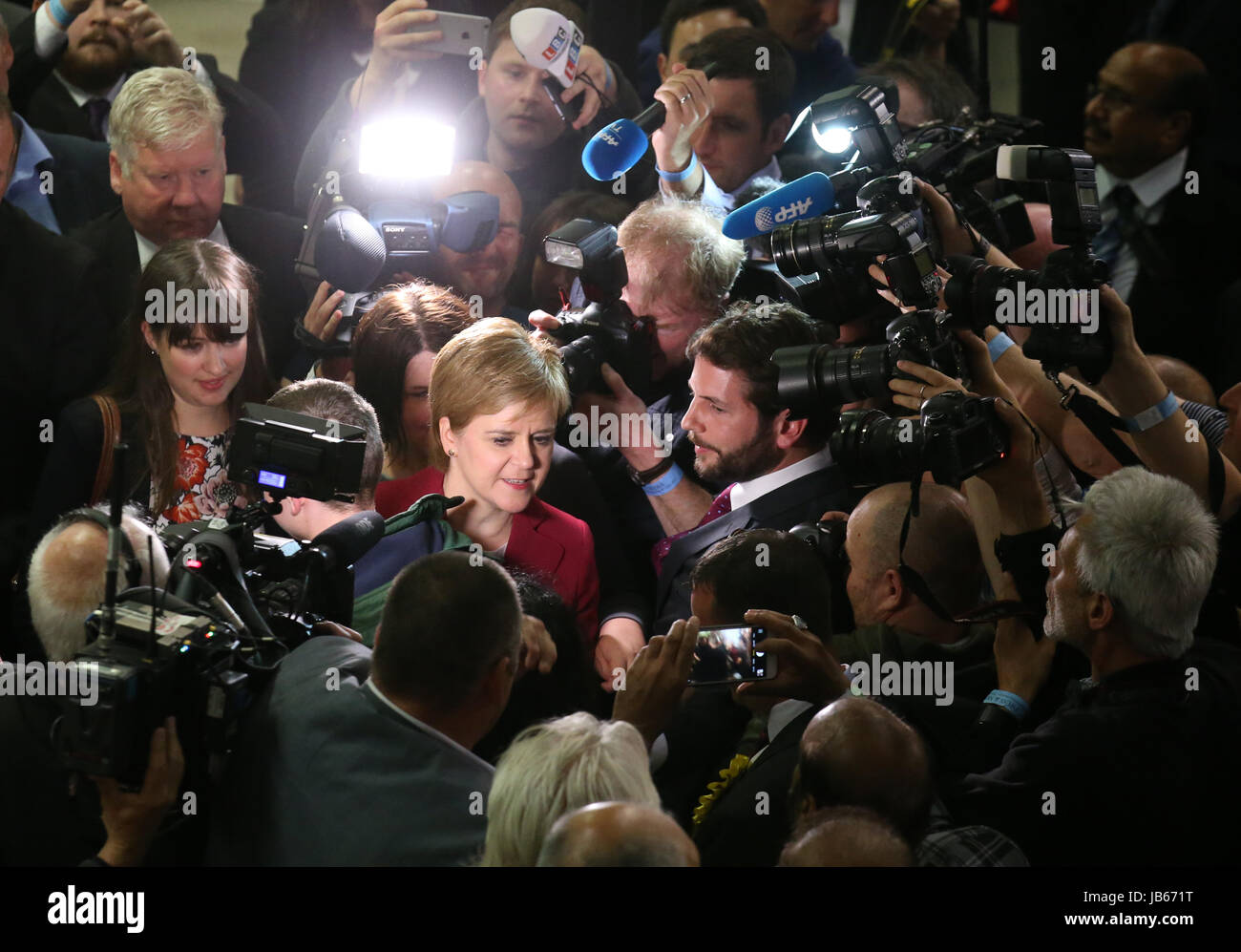 Premier ministre Nicola Sturgeon est accueilli par les partisans comme elle arrive à l'Emirates Arena de Glasgow après l'élection générale de 2017. ASSOCIATION DE PRESSE Photo. Photo date : vendredi 9 juin 2017. Photo date : vendredi 9 juin 2017. Voir l'activité principale de l'élection histoire. Crédit photo doit se lire : Andrew Milligan/PA Wire Banque D'Images