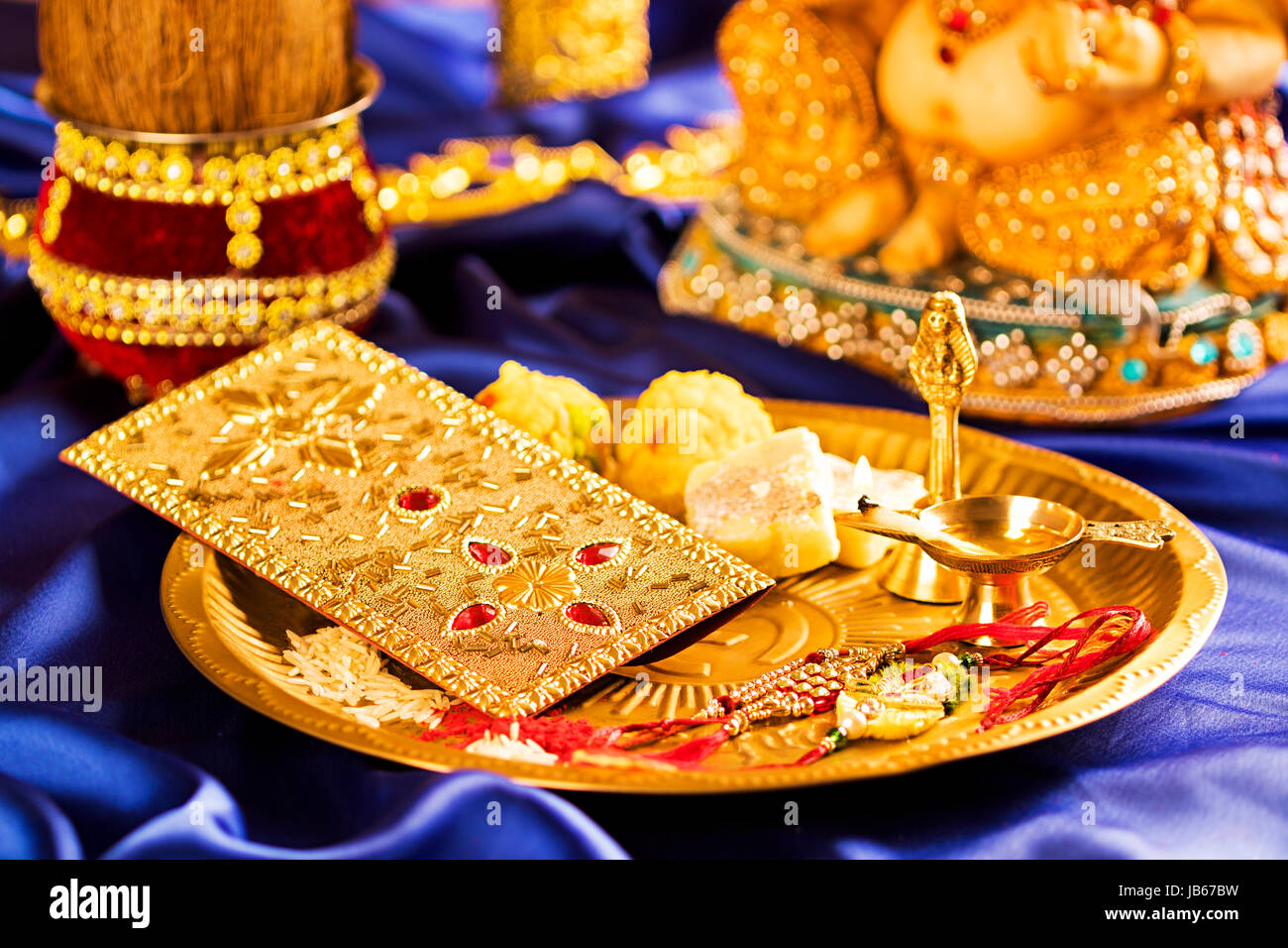 Raksha bandhan aarti festival célébrant la préparation de la plaque Banque D'Images Raksha bandhan aarti festival célébrant la préparation de la plaque Banque D'Images