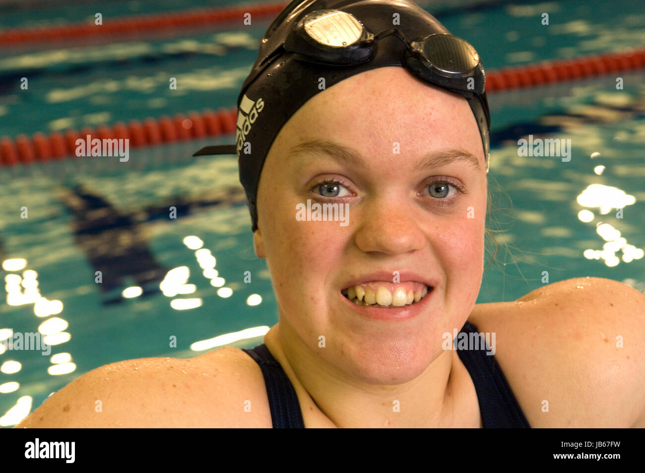 Ellie Simmonds, nageur paralympique à la piscine nationale du Pays de Galles, Swansea. Banque D'Images