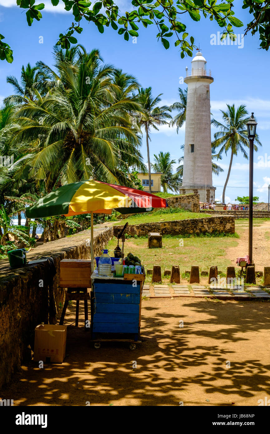 Échoppe de marché devant le phare à Galle, Sri Lanka Banque D'Images